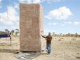 В іспанській пустелі закопали плиту з мемами для нащадків (фото, відео)