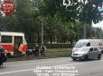 Шансів на порятук немає: У Києві трамвай переїхав людину (фото)