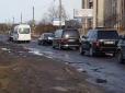 Привіт Омеляну! У мережі з'явилося відео, як кортеж Порошенка підстрибує на вибоїнах під Львовом