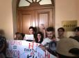 Зрада не пройшла, але лише сьогодні: Портнова звільнять з КНУ, студенти 