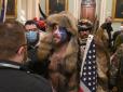 Штурм Капітолію в США: Найколоритніший учасник заворушень виявився ... фанатом Ху*ла (фото)
