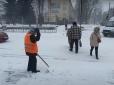 Причепуритися за повною програмою: Харківські комунальники відзначилися кумедною витівкою (відео)