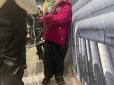 Рашисти - це нелюди: Родина киян приїхала на АЗС, щоб підключити до мережі інгалятор хворої доньки (фото)